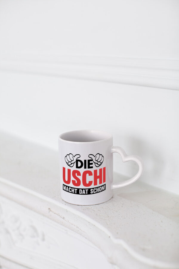 Die Uschi macht dat schon | Frauen - Herzhenkel Tasse - Kaffeetasse / Geschenk / Familie