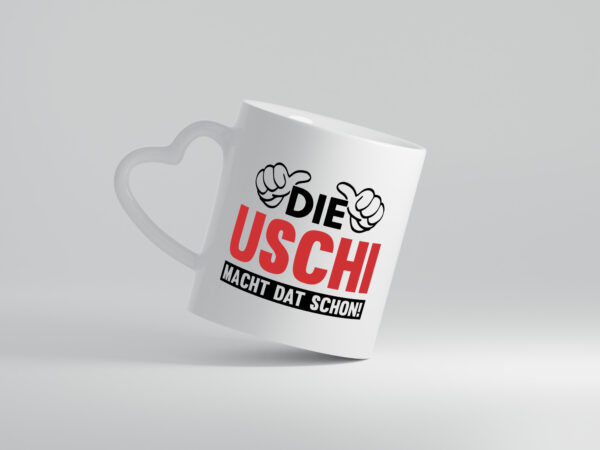 Die Uschi macht dat schon | Frauen - Herzhenkel Tasse - Kaffeetasse / Geschenk / Familie