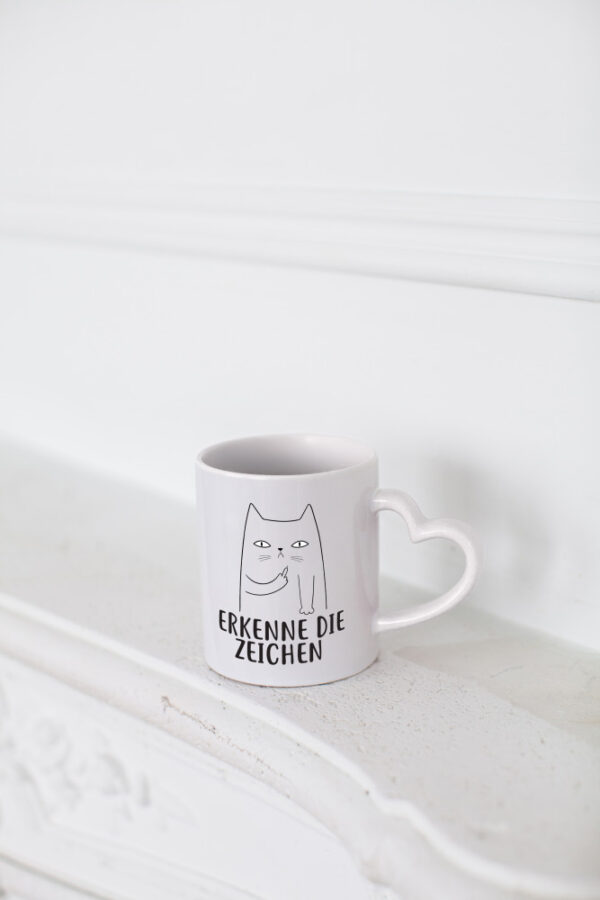 Erkenne die Zeichen | Katzenbesitzer | witzige Katze - Herzhenkel Tasse - Kaffeetasse / Geschenk / Familie