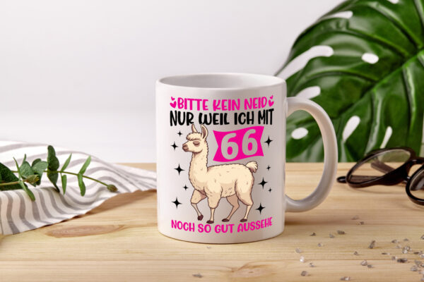 66. Geburtstag | 66 Jahre | Lama | gut aussehen - Tasse Weiss - Kaffeetasse / Geschenk / Familie