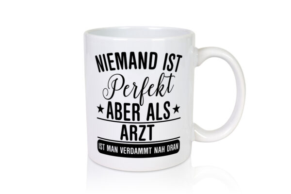 Verdammt nah dran: Arzt | Medizin | Doktor | Facharzt - Tasse Weiss - Kaffeetasse / Geschenk / Familie