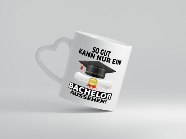 So gut kann nur ein Bachelor aussehen | Abschluss - Herzhenkel Tasse - Kaffeetasse / Geschenk / Familie