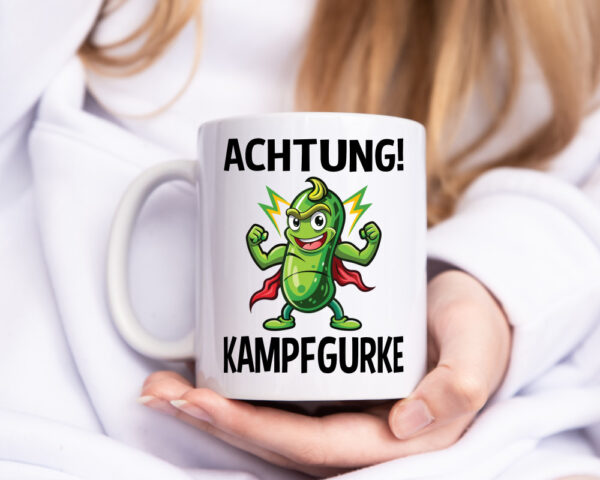 Achtung Kampfgurke | Kult | Lustige Gurke - Tasse Weiss - Kaffeetasse / Geschenk / Familie