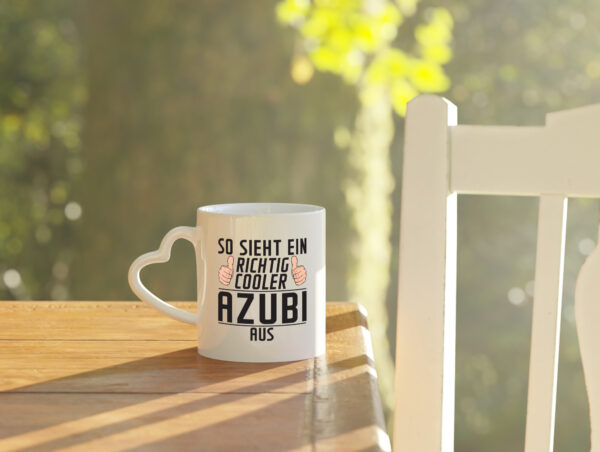 Richtig Cooler Azubi | Ausbildung | Lehre | Lehrling - Herzhenkel Tasse - Kaffeetasse / Geschenk / Familie