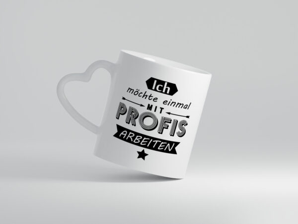 Einmal mit Profis Arbeiten | Arbeit | alle sind schlecht - Herzhenkel Tasse - Kaffeetasse / Geschenk / Familie