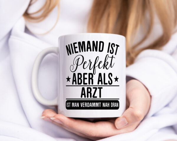 Verdammt nah dran: Arzt | Medizin | Doktor | Facharzt - Tasse Weiss - Kaffeetasse / Geschenk / Familie