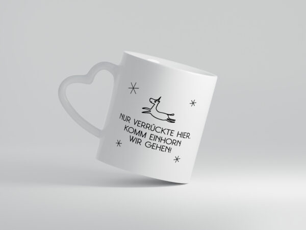 Nur verrückte hier | Einhorn | lass uns gehen - Herzhenkel Tasse - Kaffeetasse / Geschenk / Familie