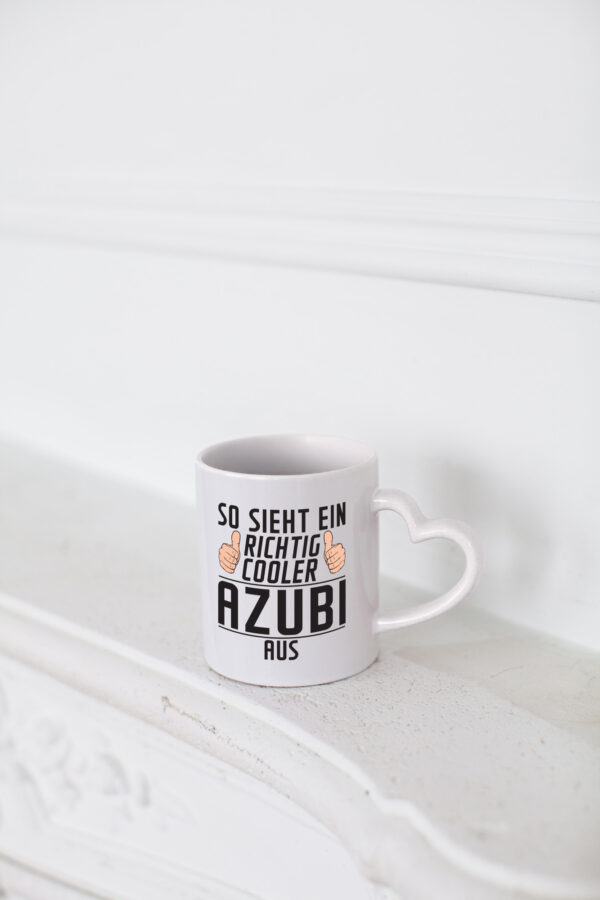 Richtig Cooler Azubi | Ausbildung | Lehre | Lehrling - Herzhenkel Tasse - Kaffeetasse / Geschenk / Familie