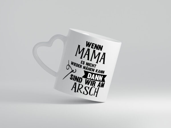 Wenn mama es nicht nähen kann | Nähmaschiene | Nadel - Herzhenkel Tasse - Kaffeetasse / Geschenk / Familie