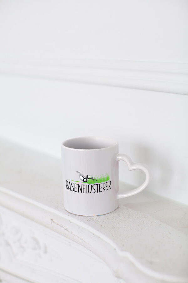 Rasenflüsterer | Gärtner | Gartenarbeit - Herzhenkel Tasse - Kaffeetasse / Geschenk / Familie