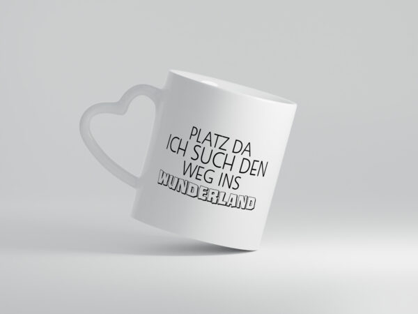 Platz da ich suche den weg ins Wunderland | Ich komme - Herzhenkel Tasse - Kaffeetasse / Geschenk / Familie