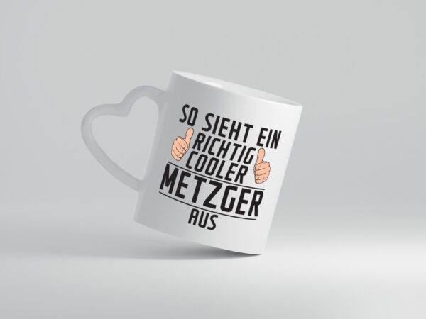 Richtig Cooler Metzger | Fleischer | Metzgerei - Herzhenkel Tasse - Kaffeetasse / Geschenk / Familie