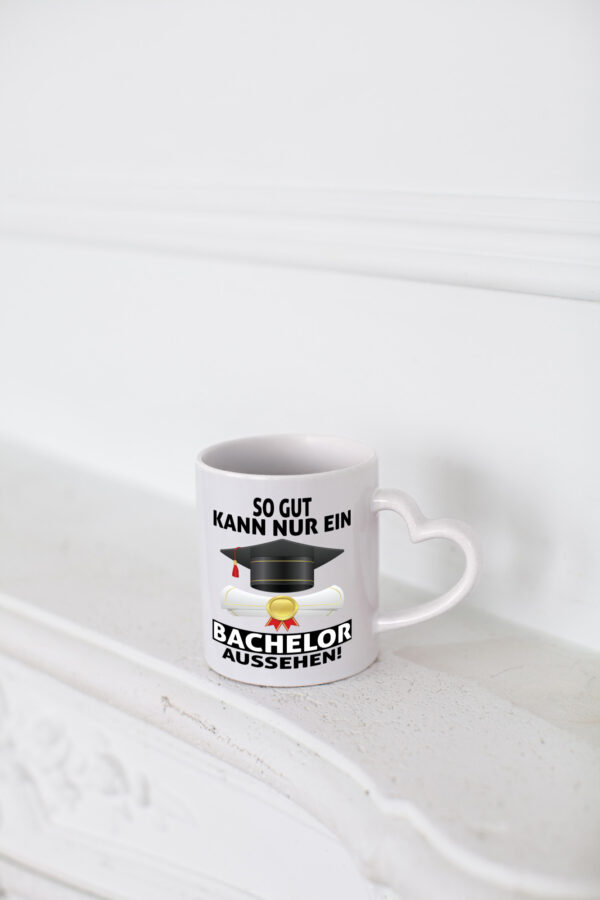 So gut kann nur ein Bachelor aussehen | Abschluss - Herzhenkel Tasse - Kaffeetasse / Geschenk / Familie