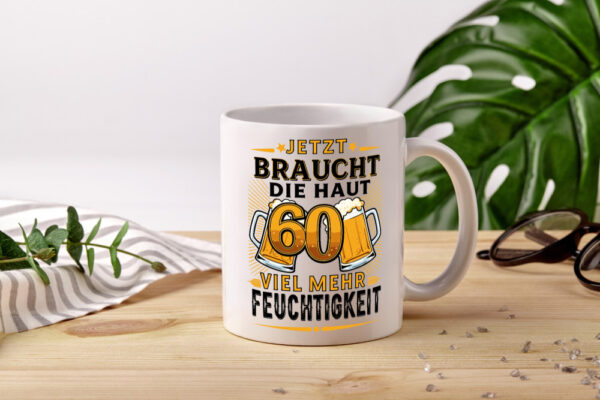 60 braucht die haut mehr Feuchtigkeit | 60. Geburtstag - Tasse Weiss - Kaffeetasse / Geschenk / Familie