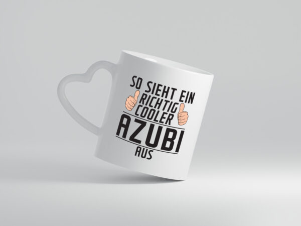 Richtig Cooler Azubi | Ausbildung | Lehre | Lehrling - Herzhenkel Tasse - Kaffeetasse / Geschenk / Familie