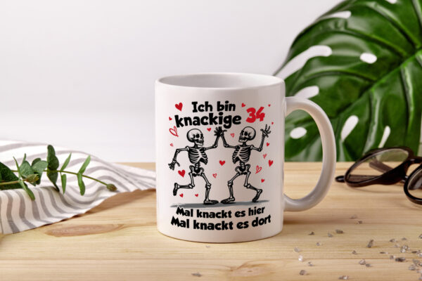 34. Geburtstag | Knackige 34 | Ich bin alt - Tasse Weiss - Kaffeetasse / Geschenk / Familie