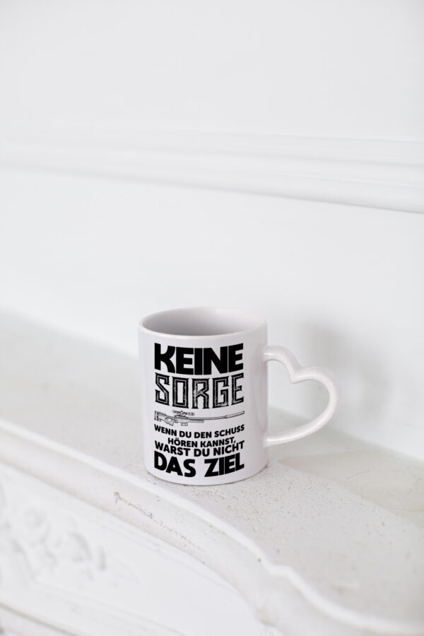Keine sorge wenn du den schuss hörst warst du nicht das ziel - Herzhenkel Tasse - Kaffeetasse / Geschenk / Familie