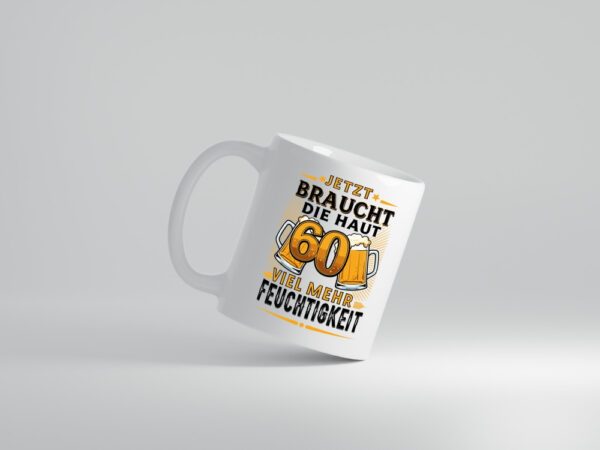 60 braucht die haut mehr Feuchtigkeit | 60. Geburtstag - Tasse Weiss - Kaffeetasse / Geschenk / Familie