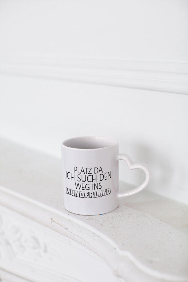 Platz da ich suche den weg ins Wunderland | Ich komme - Herzhenkel Tasse - Kaffeetasse / Geschenk / Familie