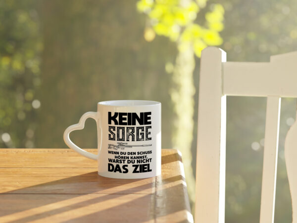 Keine sorge wenn du den schuss hörst warst du nicht das ziel - Herzhenkel Tasse - Kaffeetasse / Geschenk / Familie
