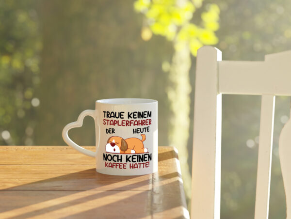 Traue keinem Staplerfahrer | Gabelstapler Fahrer - Herzhenkel Tasse - Kaffeetasse / Geschenk / Familie