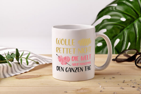 Wolle rettet den ganzen Tag | Wollknäuel | Stricknadel - Tasse Weiss - Kaffeetasse / Geschenk / Familie