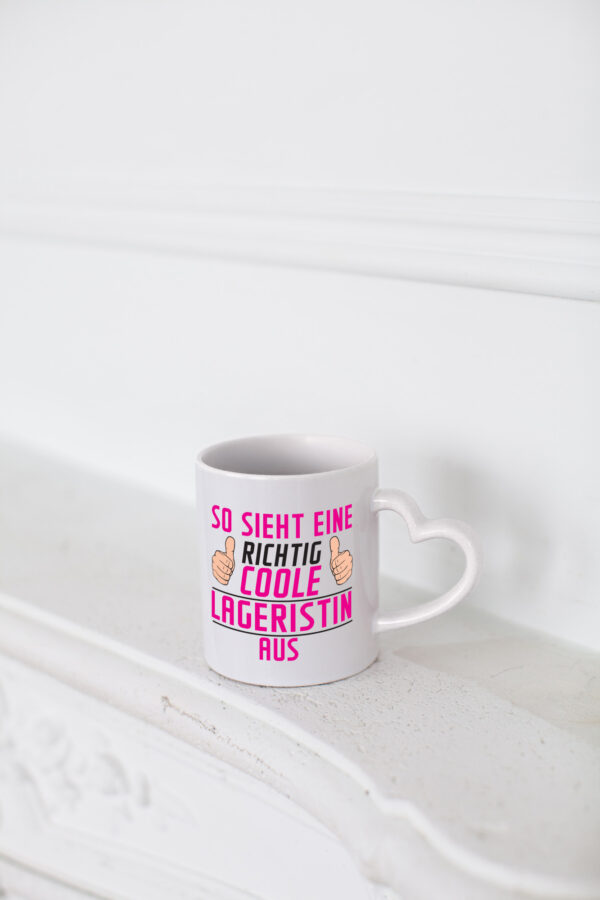 Richtig Coole Lageristin | Beruf | Lager Arbeiterin - Herzhenkel Tasse - Kaffeetasse / Geschenk / Familie