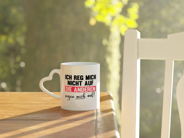 Ich reg mich nicht auf die anderen regen mich auf - Herzhenkel Tasse - Kaffeetasse / Geschenk / Familie