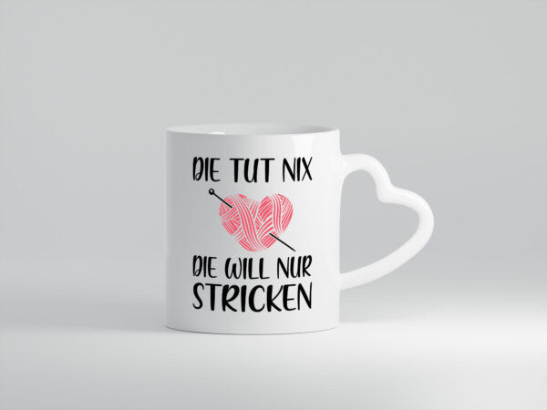 Die tut nix die will nur Stricken | Stricken | Frau - Herzhenkel Tasse - Kaffeetasse / Geschenk / Familie