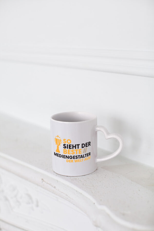 Der Weltbeste Mediengestalter | Medien - Herzhenkel Tasse - Kaffeetasse / Geschenk / Familie