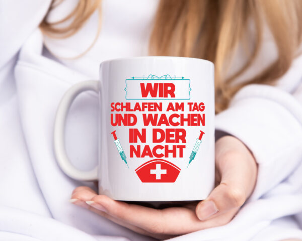 Wir schlafen am Tag | Krankenschwester | Nachtschicht - Tasse Weiss - Kaffeetasse / Geschenk / Familie