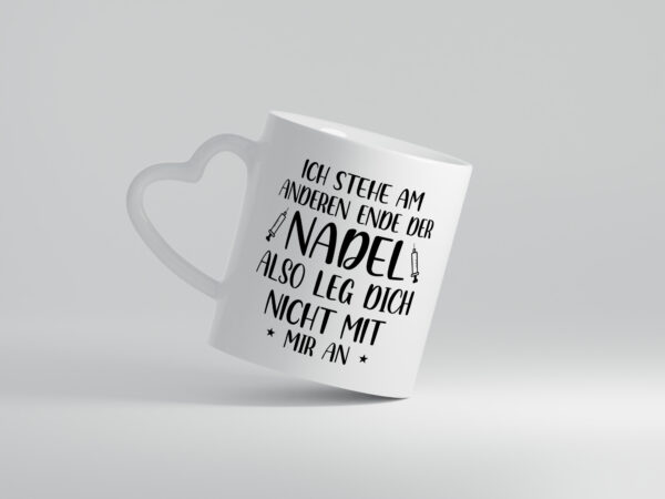 Am anderen Ende der Nadel, nicht anlegen | Spritzen - Herzhenkel Tasse - Kaffeetasse / Geschenk / Familie