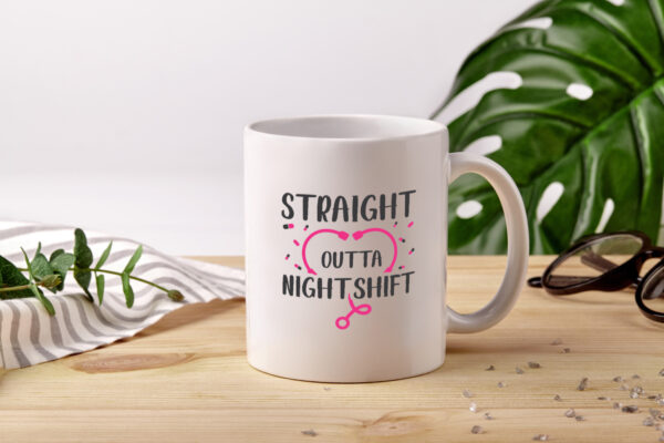 Straight outta Nightshift | Stethoskop | Krankenhaus - Tasse Weiss - Kaffeetasse / Geschenk / Familie