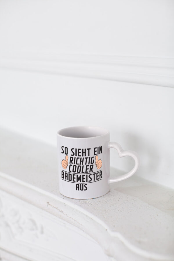 Richtig Cooler Bademeister | Rettungsschwimmer - Herzhenkel Tasse - Kaffeetasse / Geschenk / Familie