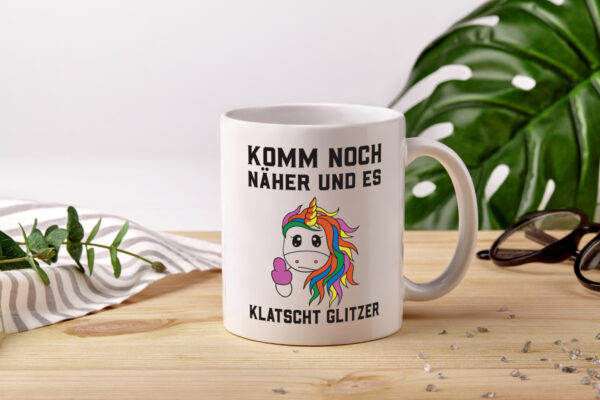 Komm näher, es klatscht Glitzer | Einhorn - Tasse Weiss - Kaffeetasse / Geschenk / Familie