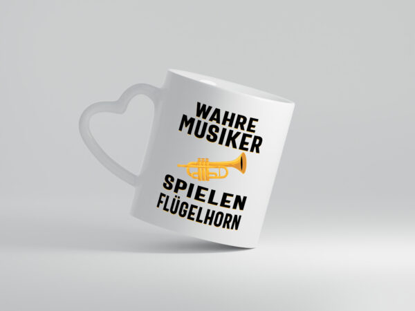 Wahre Musiker spielen Flügelhorn | Trompete - Herzhenkel Tasse - Kaffeetasse / Geschenk / Familie