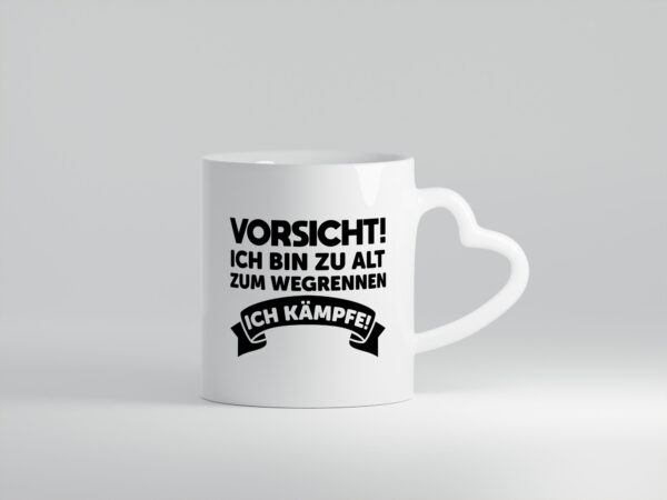 Vorsicht ich bin zu alt zum wegrennen | Ich kämpfe - Herzhenkel Tasse - Kaffeetasse / Geschenk / Familie