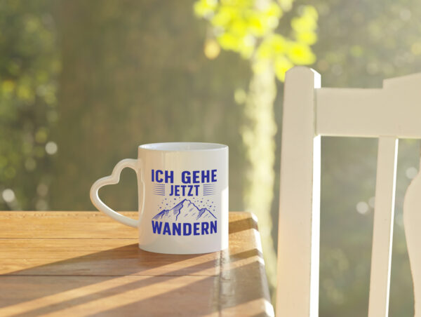 Gehe jetzt wandern | Berge | Sterne - Herzhenkel Tasse - Kaffeetasse / Geschenk / Familie