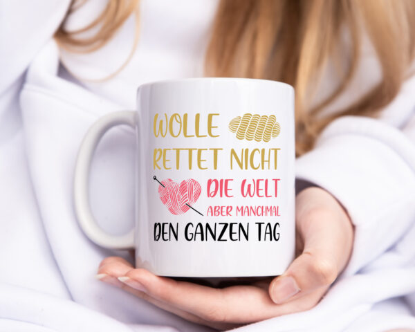 Wolle rettet den ganzen Tag | Wollknäuel | Stricknadel - Tasse Weiss - Kaffeetasse / Geschenk / Familie