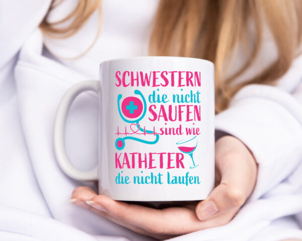 Schwestern die nicht saufen | Stethoskop | Alkohol - Tasse Weiss - Kaffeetasse / Geschenk / Familie