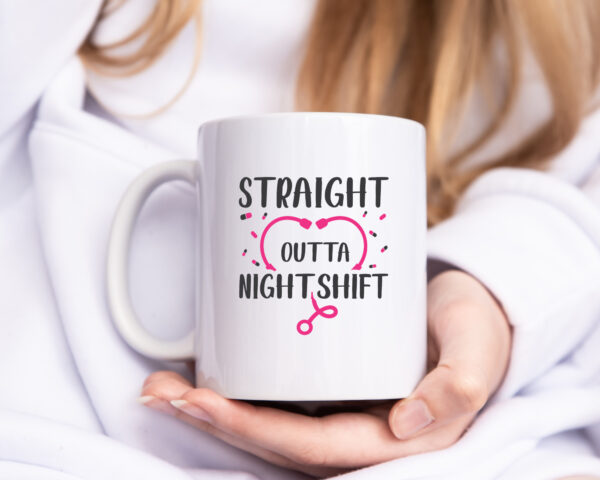 Straight outta Nightshift | Stethoskop | Krankenhaus - Tasse Weiss - Kaffeetasse / Geschenk / Familie