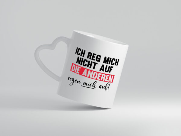 Ich reg mich nicht auf die anderen regen mich auf - Herzhenkel Tasse - Kaffeetasse / Geschenk / Familie