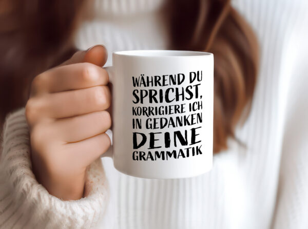 Während du sprichst, Grammatik korrigieren - Tasse Weiss - Kaffeetasse / Geschenk / Familie