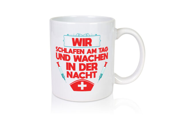 Wir schlafen am Tag | Krankenschwester | Nachtschicht - Tasse Weiss - Kaffeetasse / Geschenk / Familie