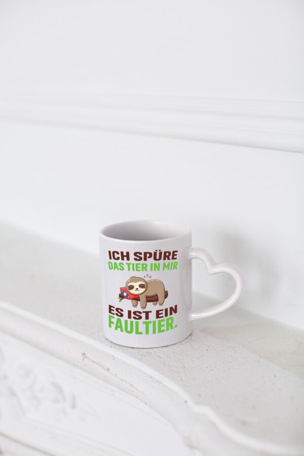 Es ist ein Faultier | Faultier | Müde | Schlafen - Herzhenkel Tasse - Kaffeetasse / Geschenk / Familie