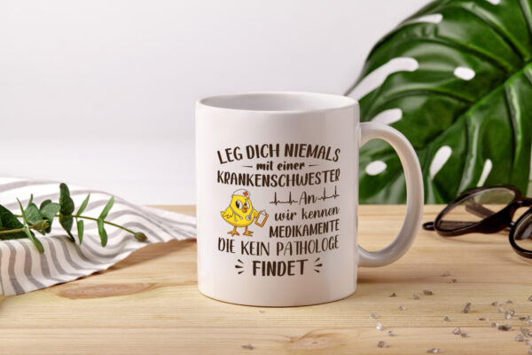 Krankenschwester kennt Medikamente| Küken | Stethoskop - Tasse Weiss - Kaffeetasse / Geschenk / Familie