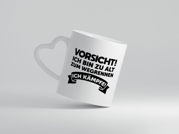 Vorsicht ich bin zu alt zum wegrennen | Ich kämpfe - Herzhenkel Tasse - Kaffeetasse / Geschenk / Familie