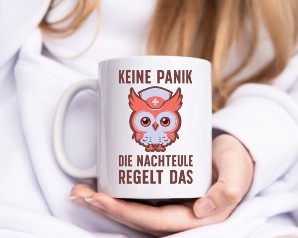 Keine Panik, Nachteule regelt das | Eule | Schwesternhaube - Tasse Weiss - Kaffeetasse / Geschenk / Familie