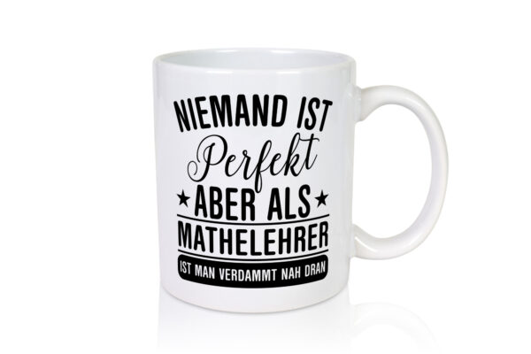 Verdammt nah dran: Mathelehrer | Lehrer | Mathe - Tasse Weiss - Kaffeetasse / Geschenk / Familie