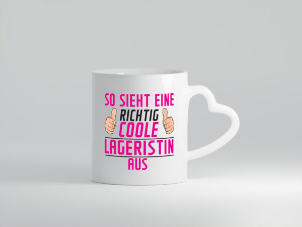 Richtig Coole Lageristin | Beruf | Lager Arbeiterin - Herzhenkel Tasse - Kaffeetasse / Geschenk / Familie